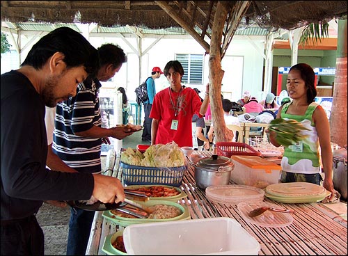 화산섬으로 가기 전 리조트에서 점심을 맛있게 먹었다. '송 오브 인디아' 잎으로 음식에 달라붙는 파리들을 쫓아내는 광경도 인상적이었다. 